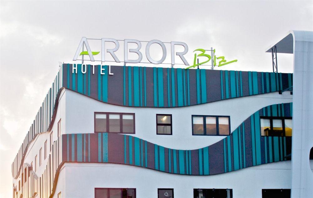 Arbor Biz Hotel Makassar Exterior photo